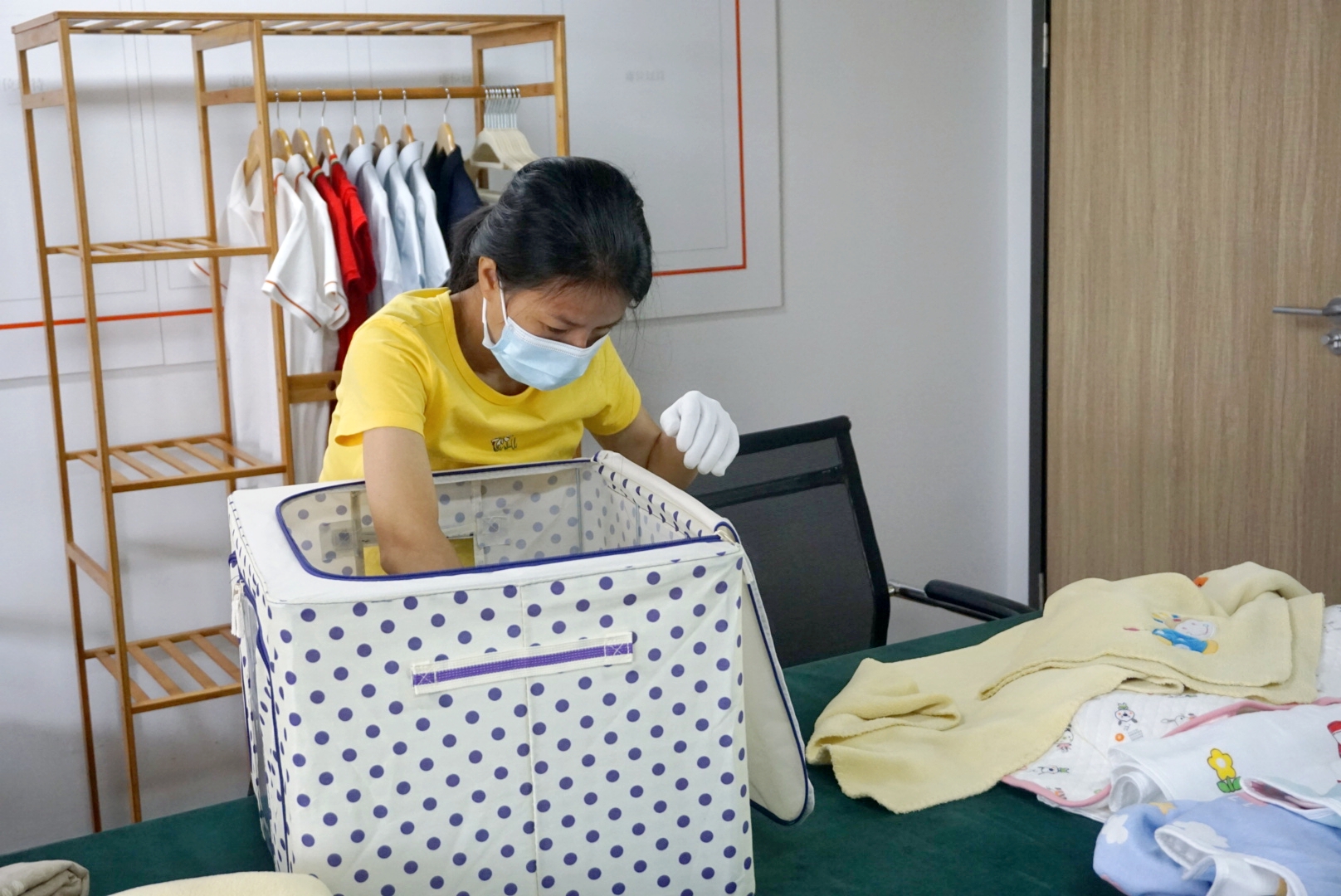 家里衣服多很亂？家政服務(wù)員告訴你收納神器，這樣做多少衣服都能裝下！