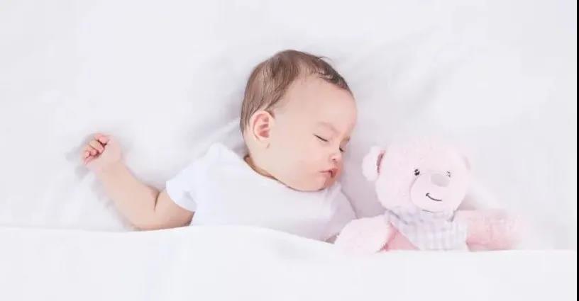 不哄奶也能讓寶寶安靜入睡？月嫂育嬰師告訴你2個妙招！