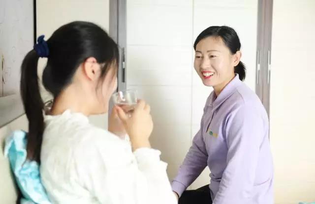 月嫂上戶時如何與雇主家人友好溝通？聽聽金牌月嫂怎么說！