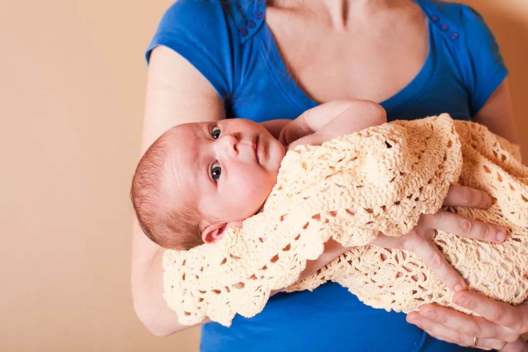 寶媽哺乳期堵奶該怎么辦？育嬰師教你4個方法！