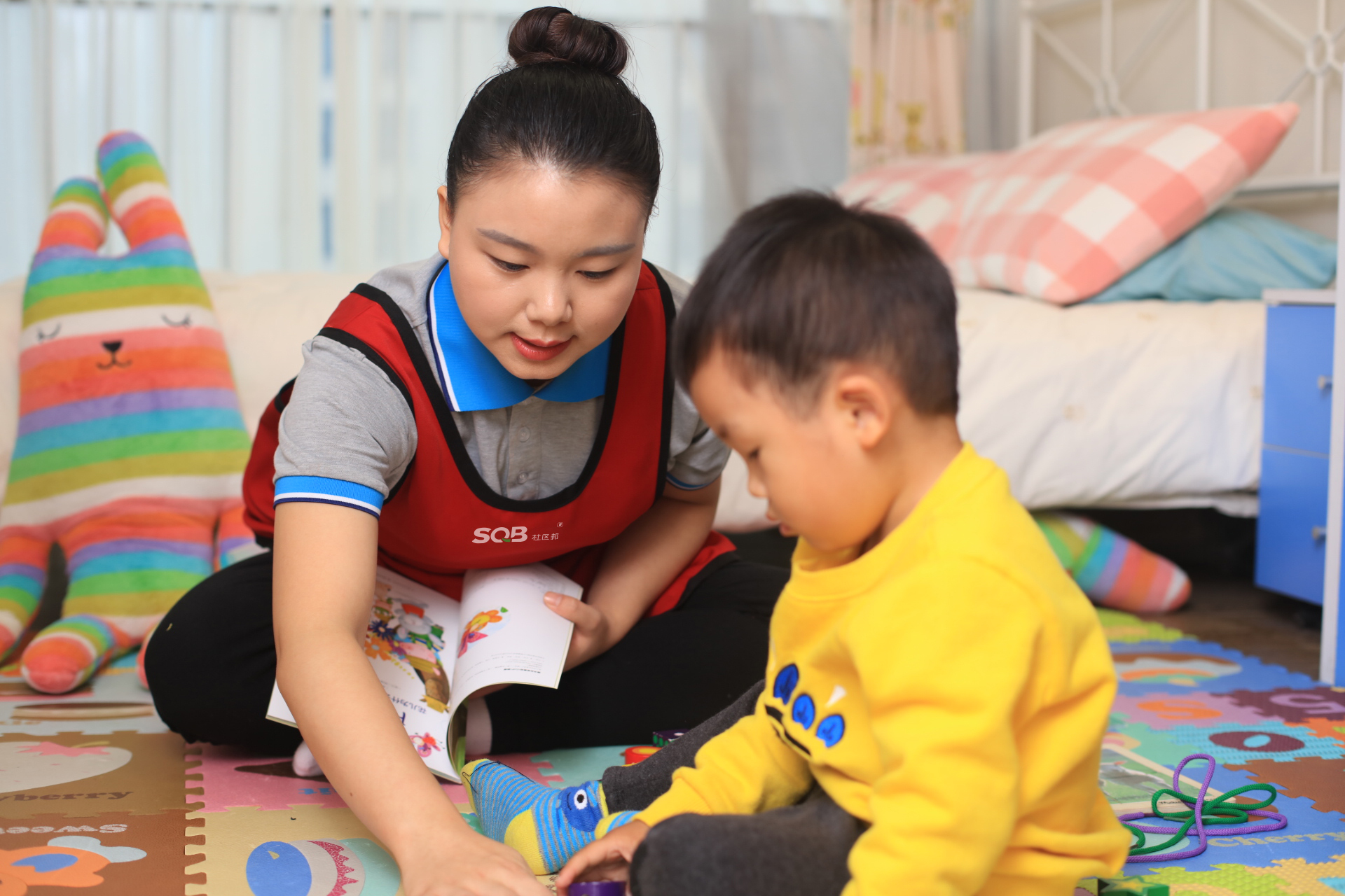 在深圳找家政服務(wù)公司，請(qǐng)帶小孩育嬰師多少錢一個(gè)月？