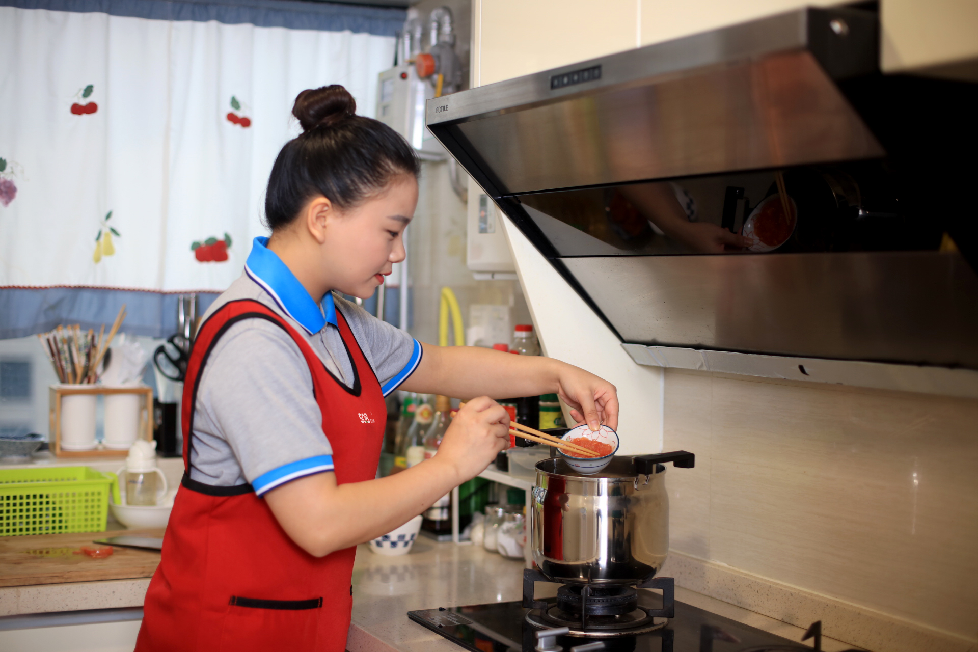 深圳育兒嫂都能干什么？育兒嫂價(jià)格多少錢一個(gè)月？