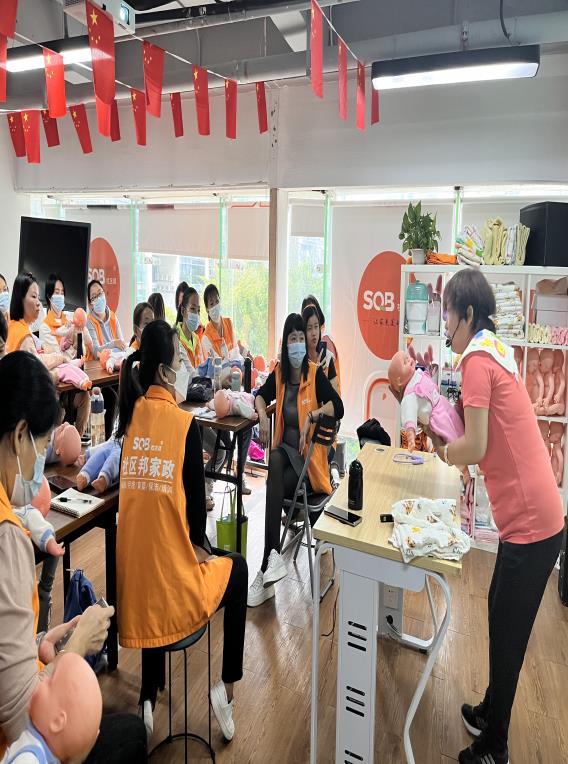 做月嫂20年存款500萬，月嫂真有那么高薪？